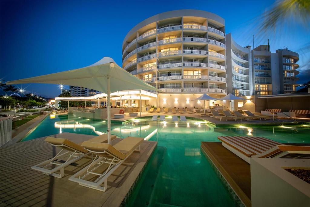 DoubleTree by Hilton Cairns