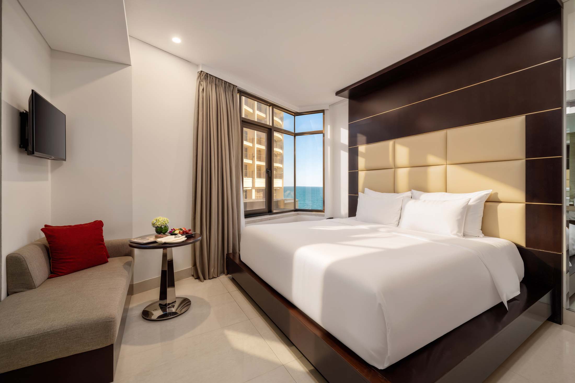 Holidy Bech Hotal Danang 4*